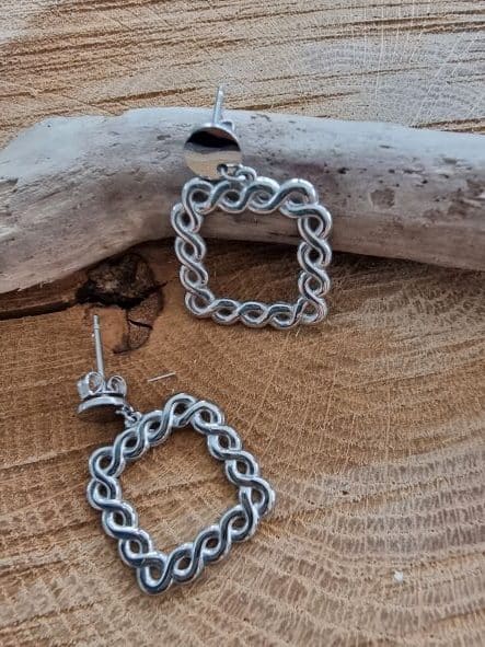 Boucles d'oreilles carrées argentées – Image 2