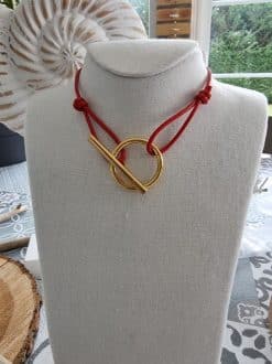 Alternative view of Collier ras cou cordon rouge