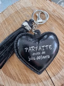 Alternative view of Porte clé noir "parfaite avec de jolis défauts"