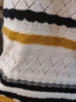 Pull blanc rayƩ noir et moutarde - Image 5