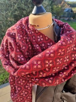 Alternative view of Écharpe Rouge /Rose florale