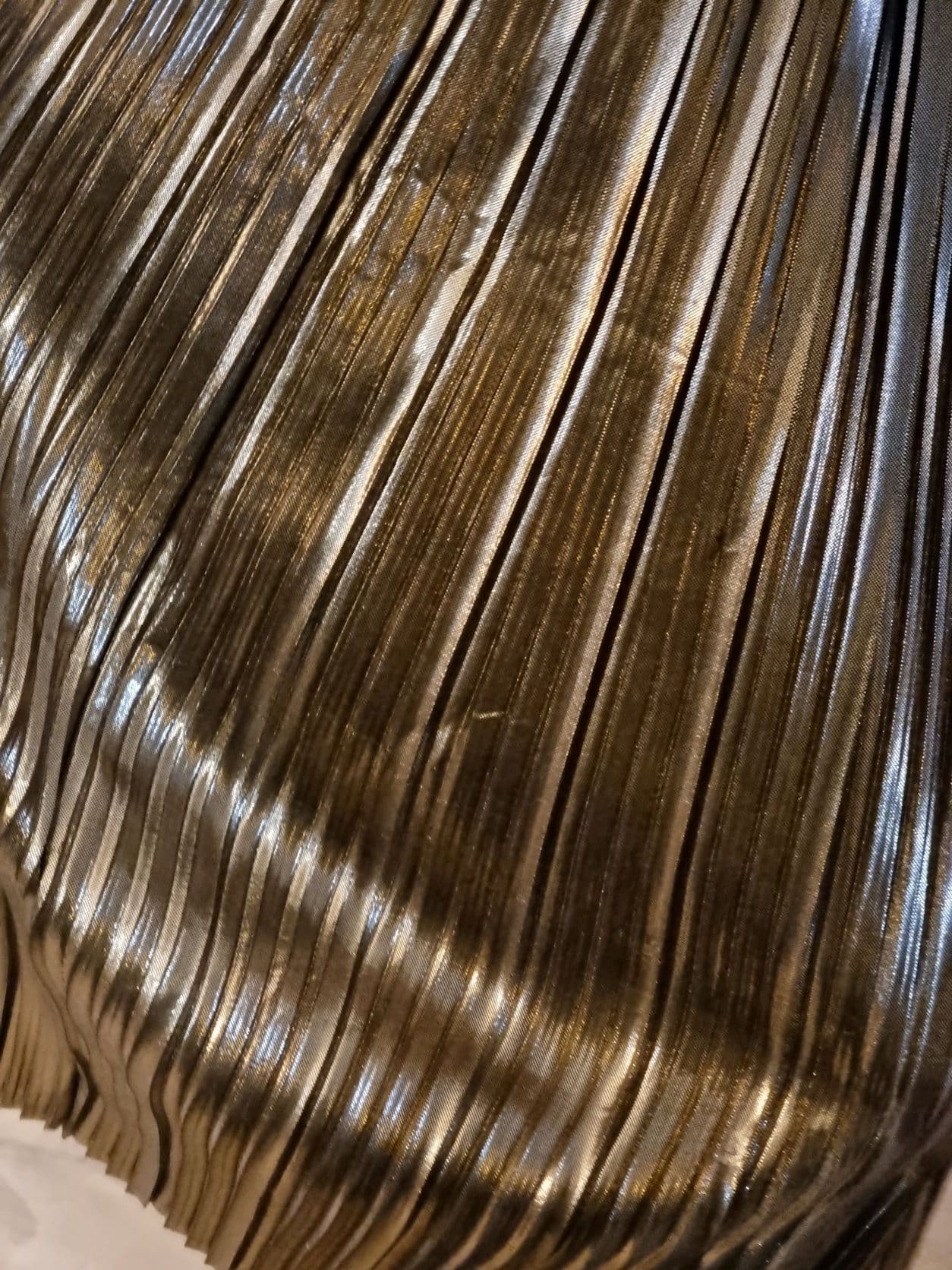 Jupe plissée bronze brillante – Image 5