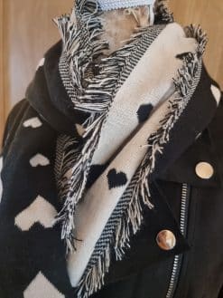 Alternative view of Écharpe Noir et Blanche coeurS